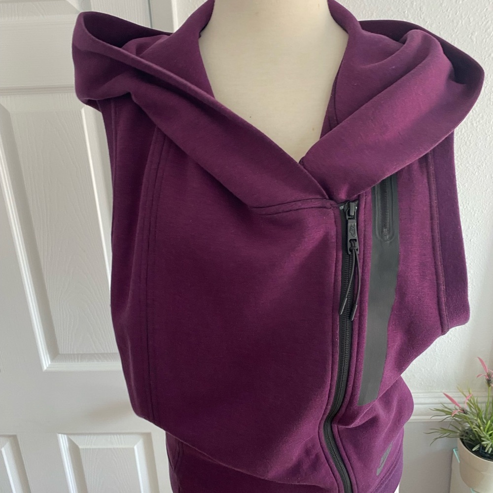 NIKE TECH FLEECE HOODED VEST - Picture 13 of 14